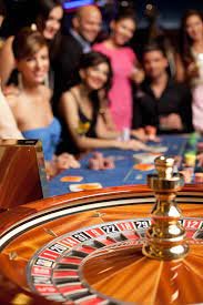 Meja American Roulette live dengan dealer di studio kasino pasang togel